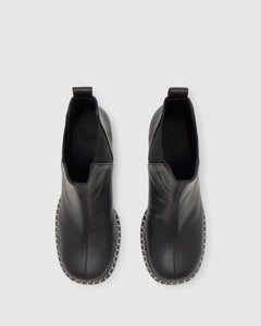 Neandra in Black