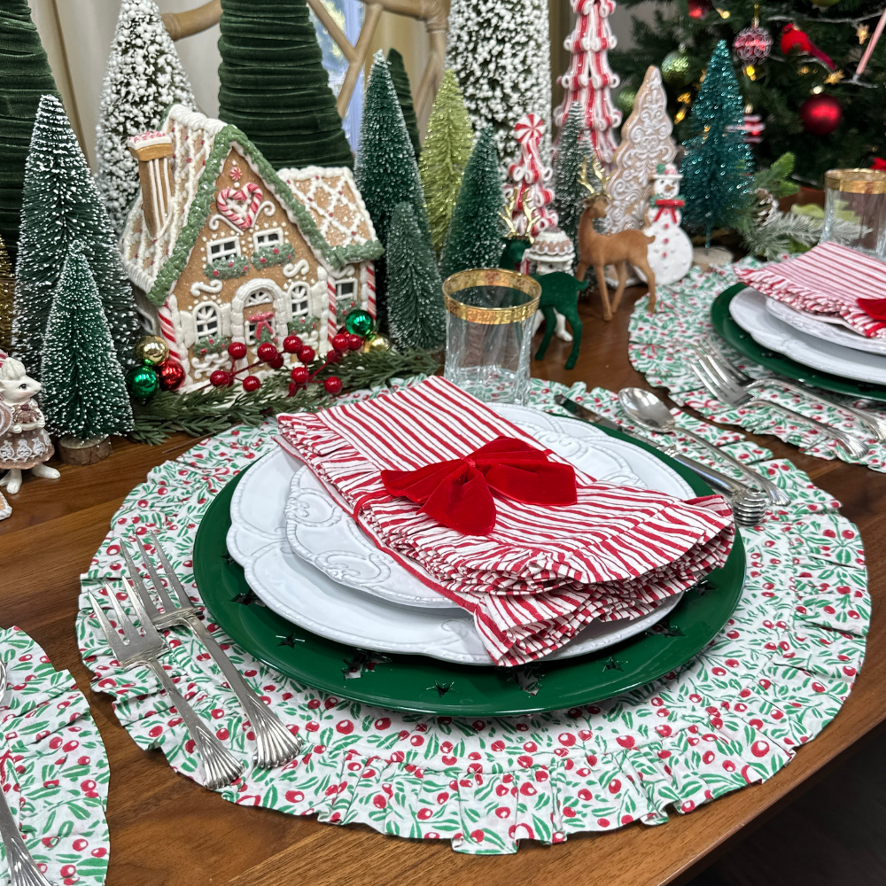 Mistletoe and Bows Quilted Ruffle Placemat, Set of 4