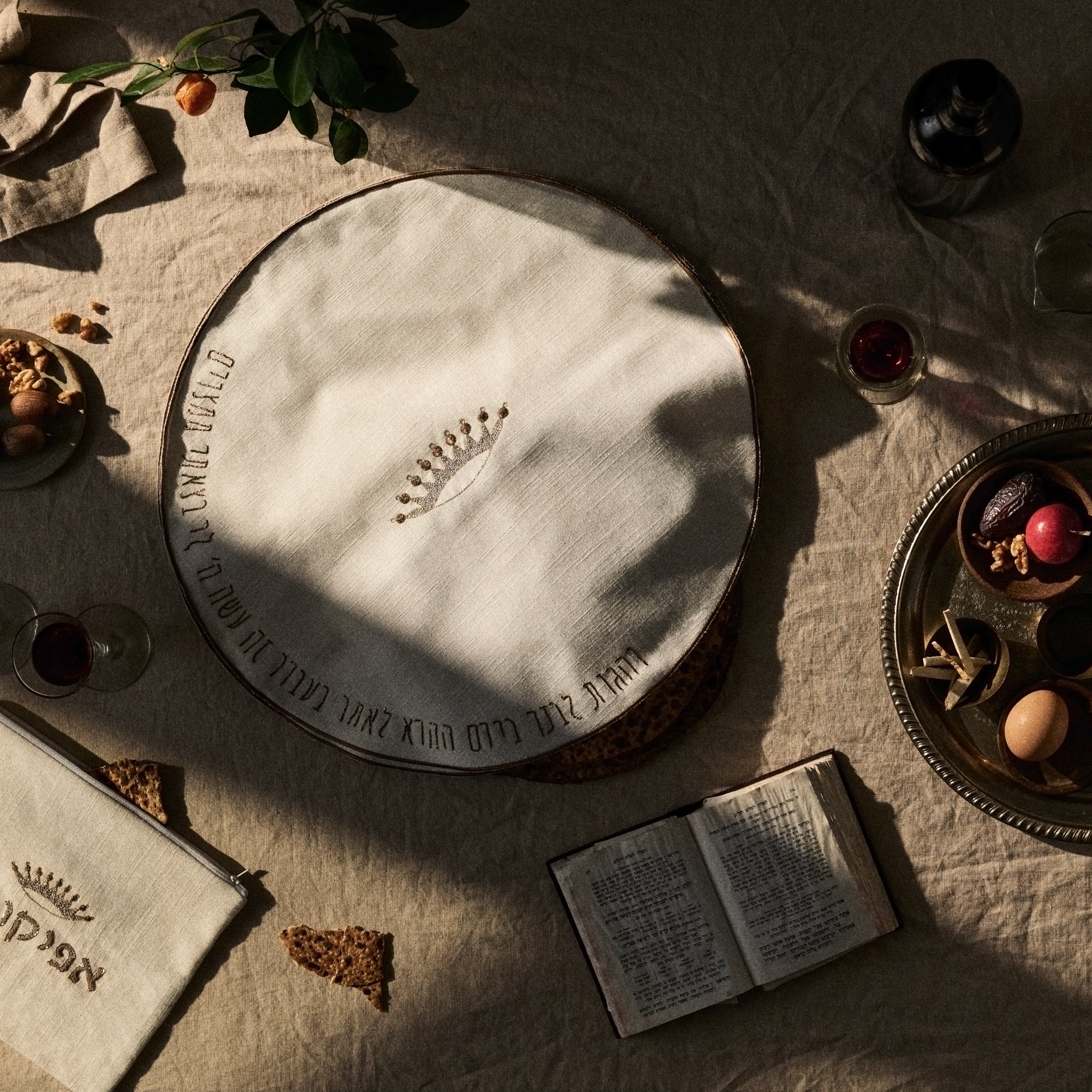 Judah Matzah Cover, Crown