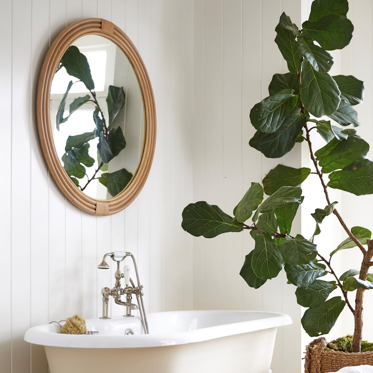 pelicano large round mirror in bathroom