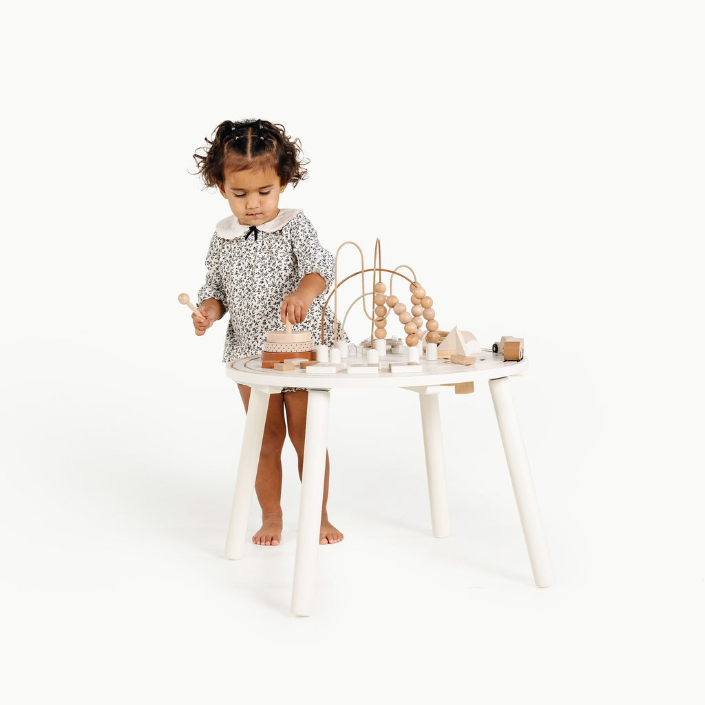 Camel@little girl playing with the activity table