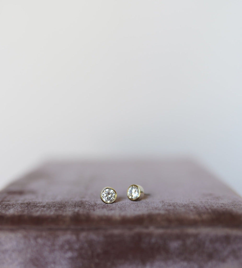Blanc Bezel Studs