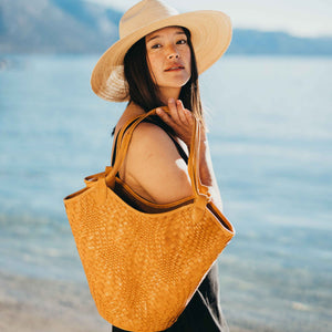 Flow Midi Handbag in Caramel