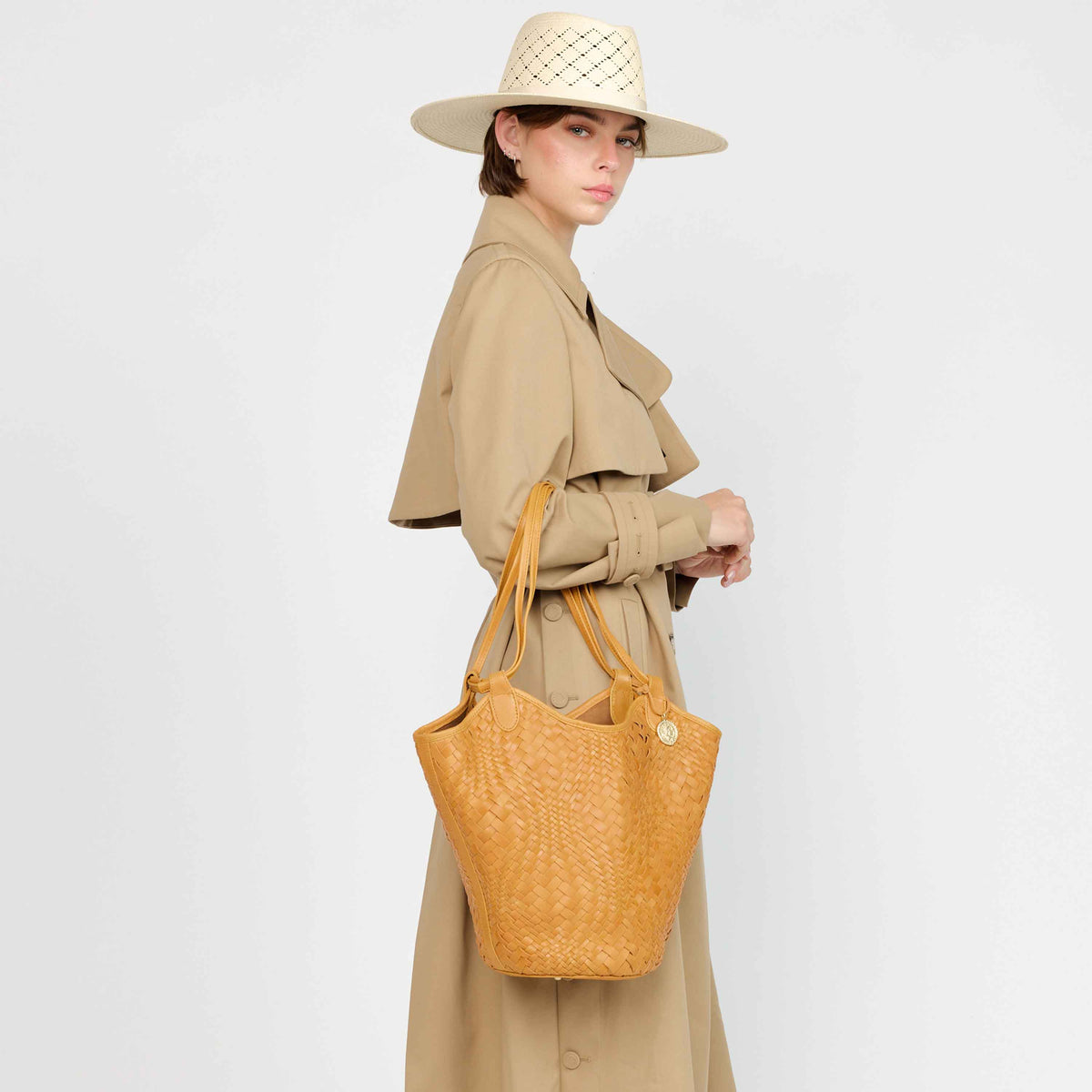 Flow Midi Handbag in Caramel