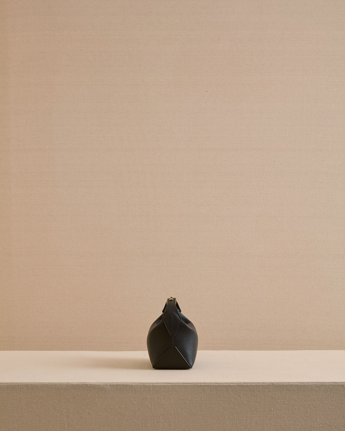 Mason 17 in Tumbled Grain Black