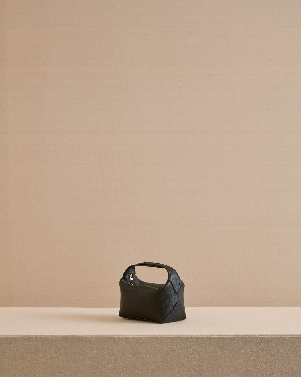 Mason 17 in Tumbled Grain Black