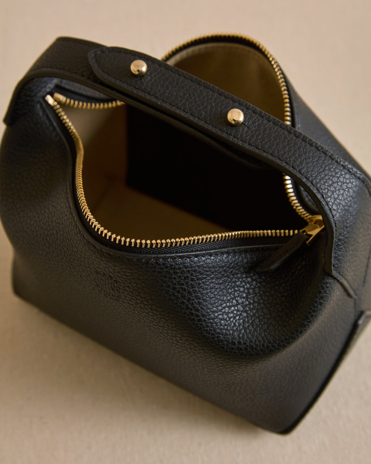 Mason 17 in Tumbled Grain Black