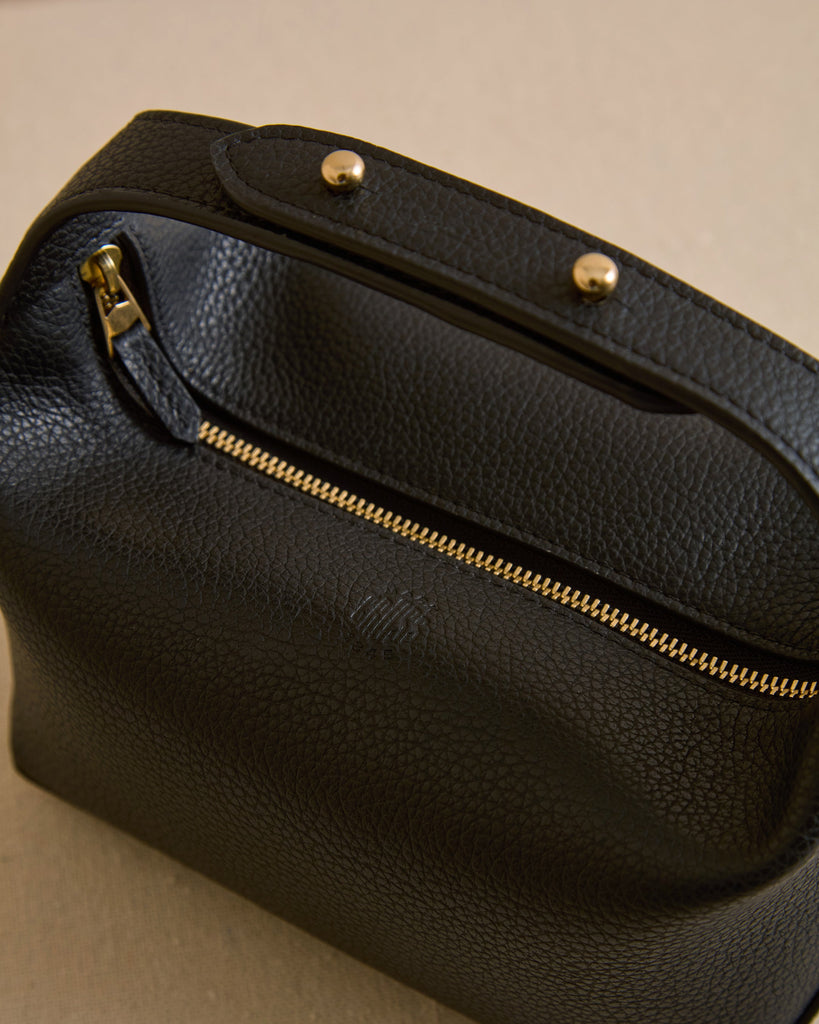 Mason 17 in Tumbled Grain Black