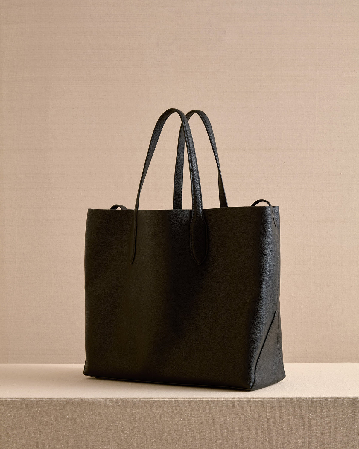 Eleanor 42 Tote in Black