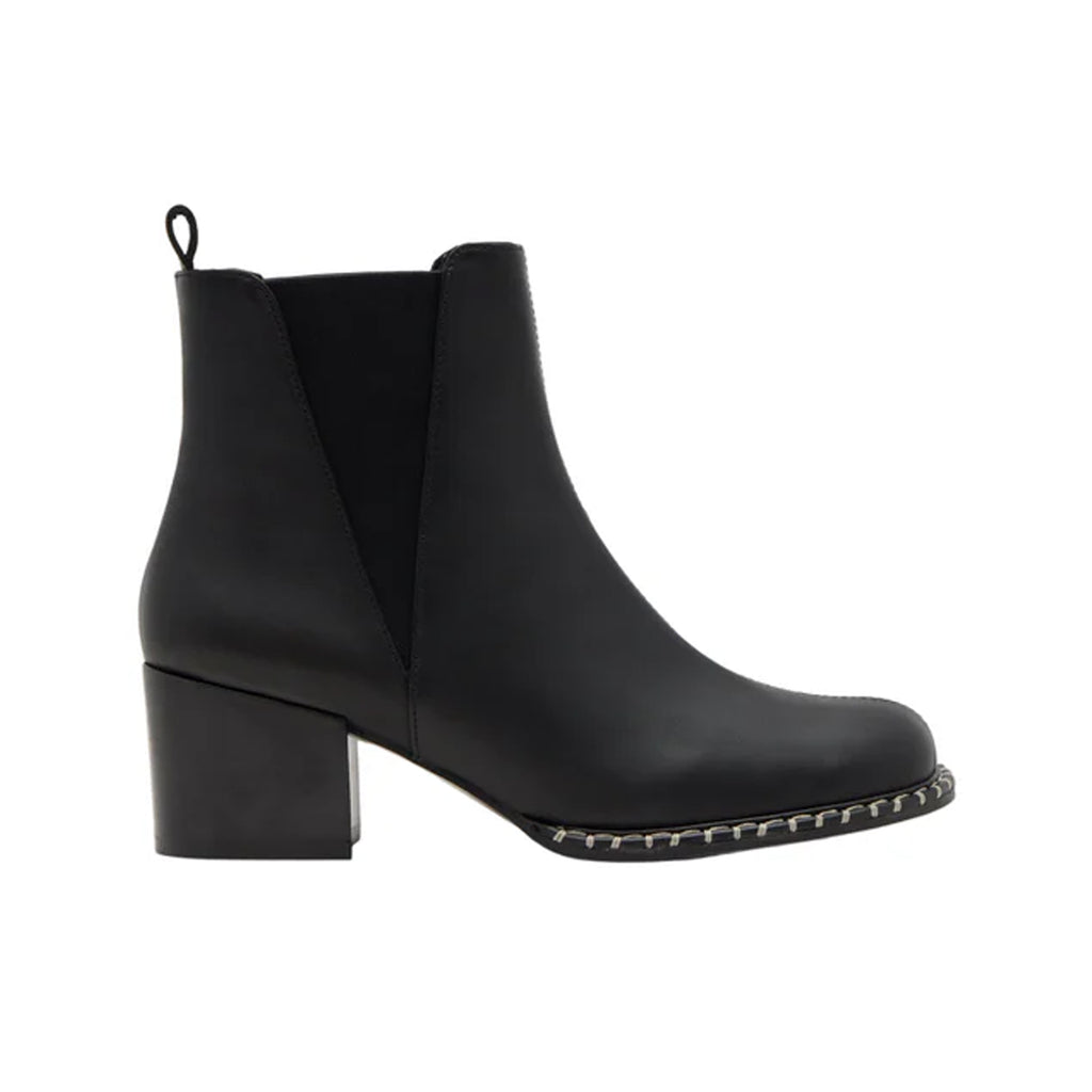 Neandra in Black