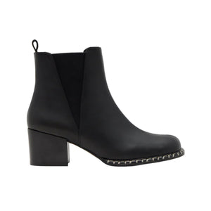 Neandra in Black