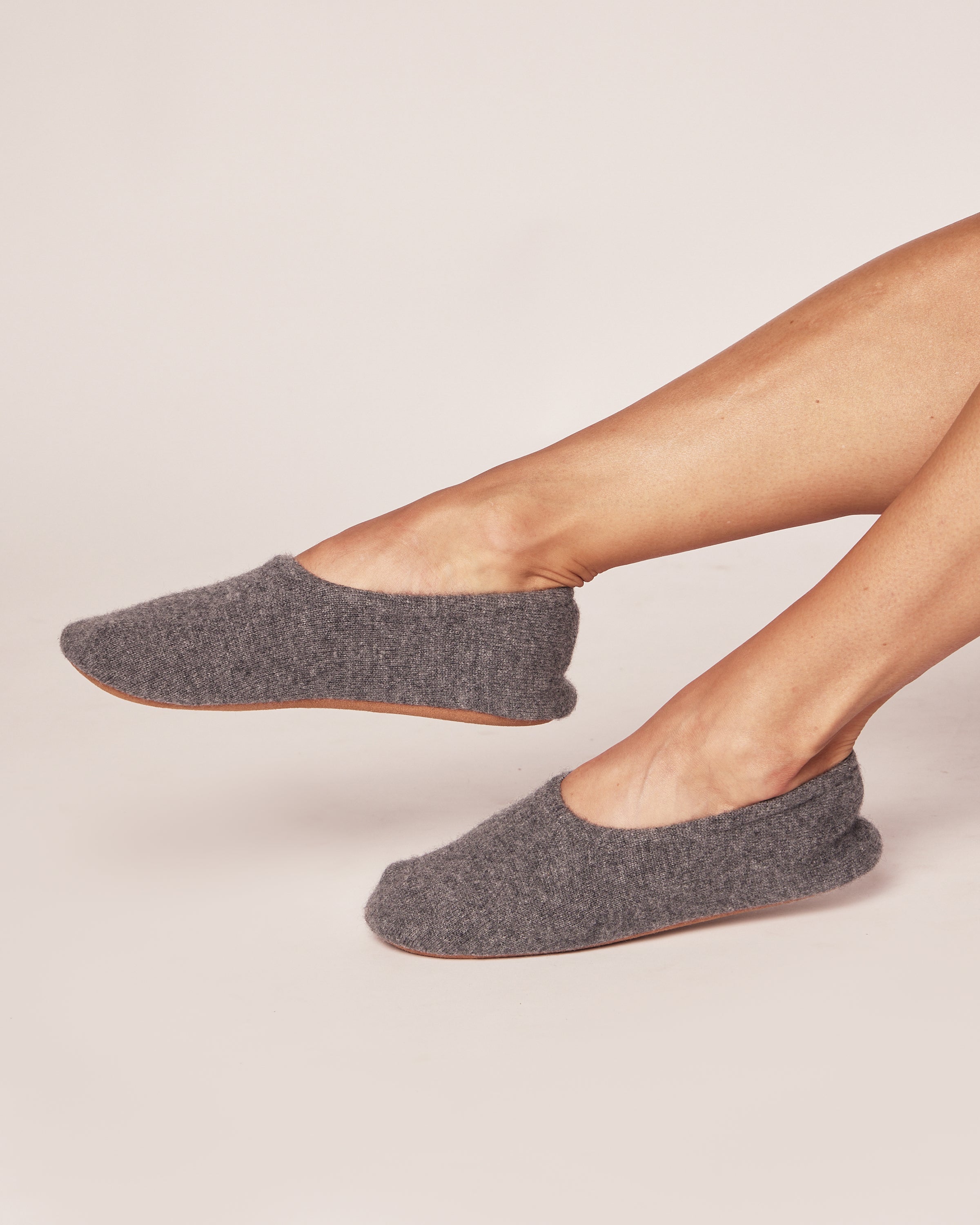Women’s Cashmere Slippers in Dark Grey
