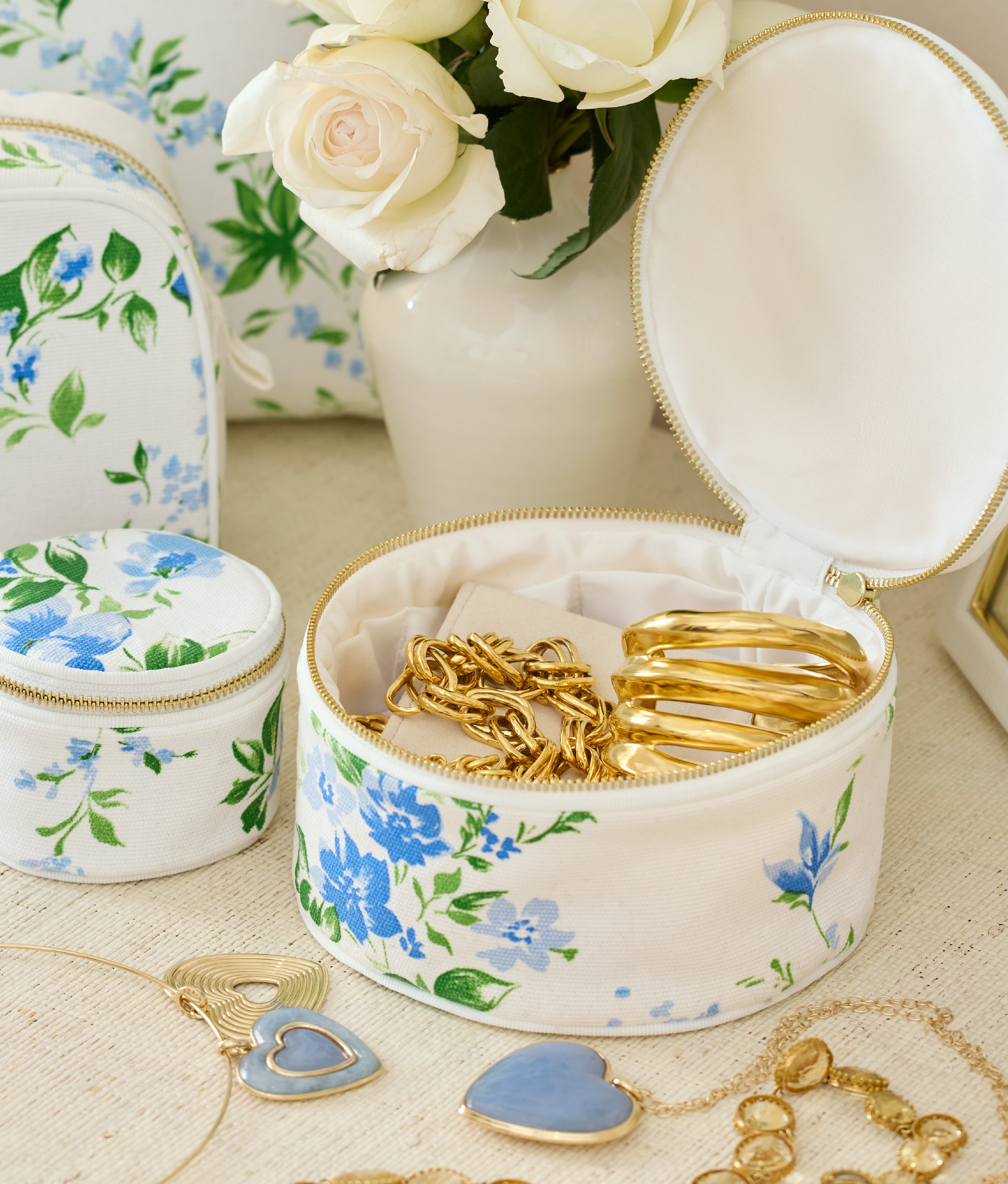 D. Porthault pour AERIN Large Round Beauty Bag in Fleurs du Vent