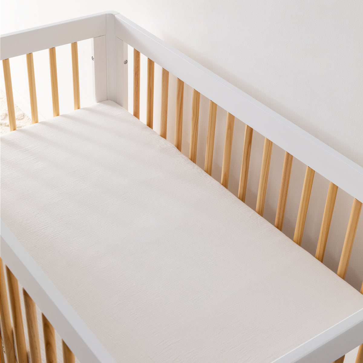 Crib Sheet in GOTS Certified Organic Muslin Cotton in White
