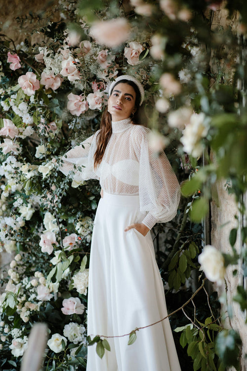 An Intimate Styled Shoot Inspired by Modern English Romance at a 17th-Century Home in Lincolnshire