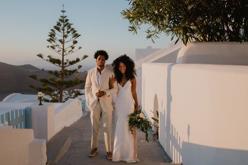 A Breathtaking Summer Elopement Full of Love in Santorini