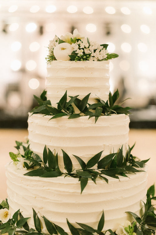 How to Predict Divorce Based on The Way A Couple Cuts Their Wedding Cake