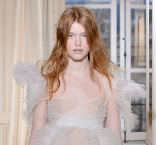 Two DIY Ways to Get Runway-Inspired Waves For Your Wedding Day Hair