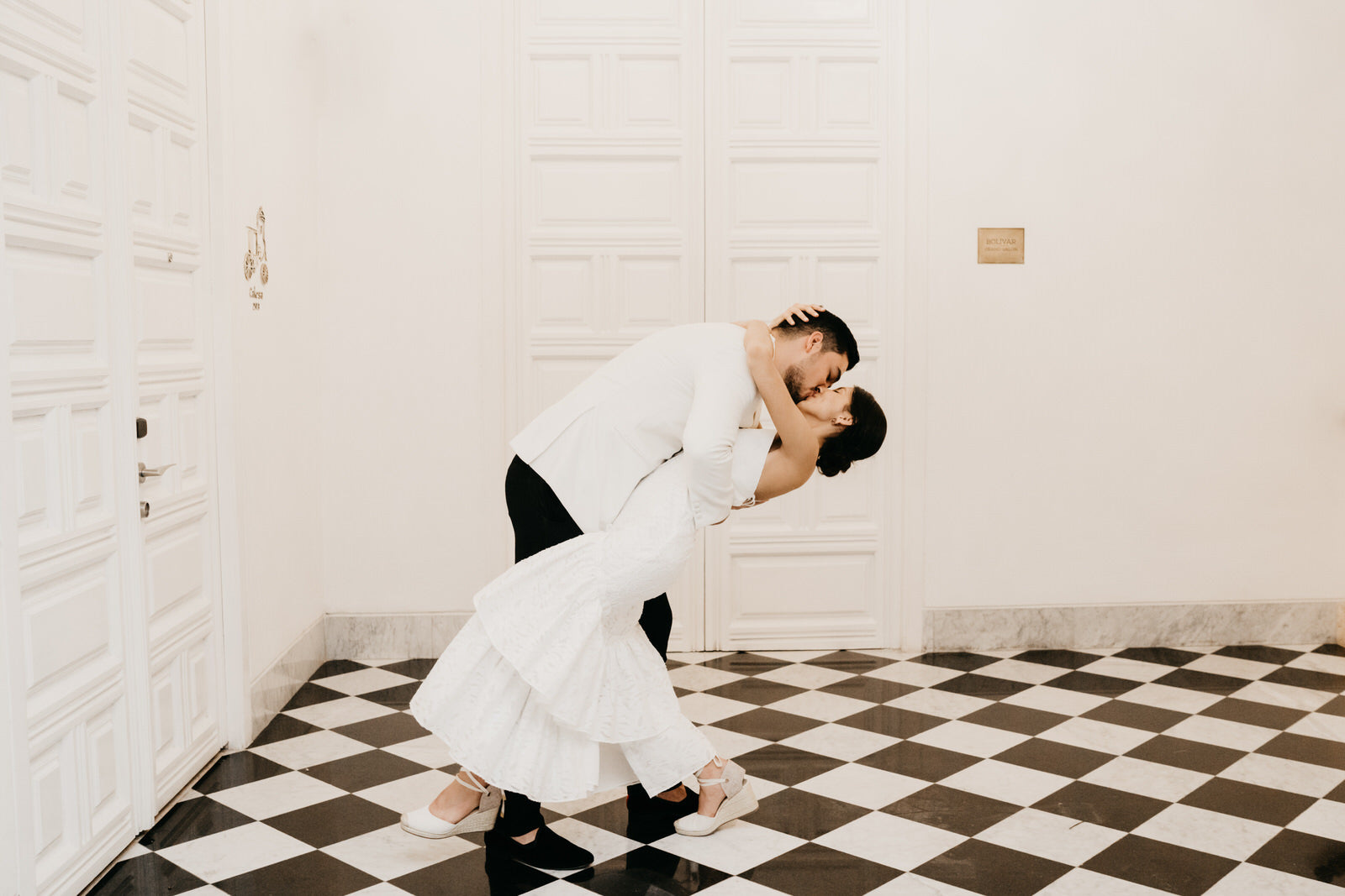 A January Wedding at the Plaza de la Proclamacion in Cartagena with Lots of Traditional Colombian Touches