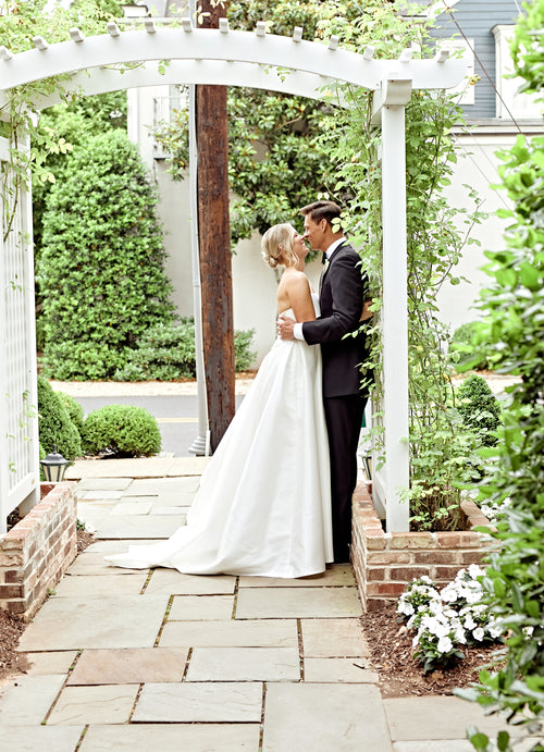 How Lisa Thorsen Had a Micro-Wedding with 15 Guests in Virginia