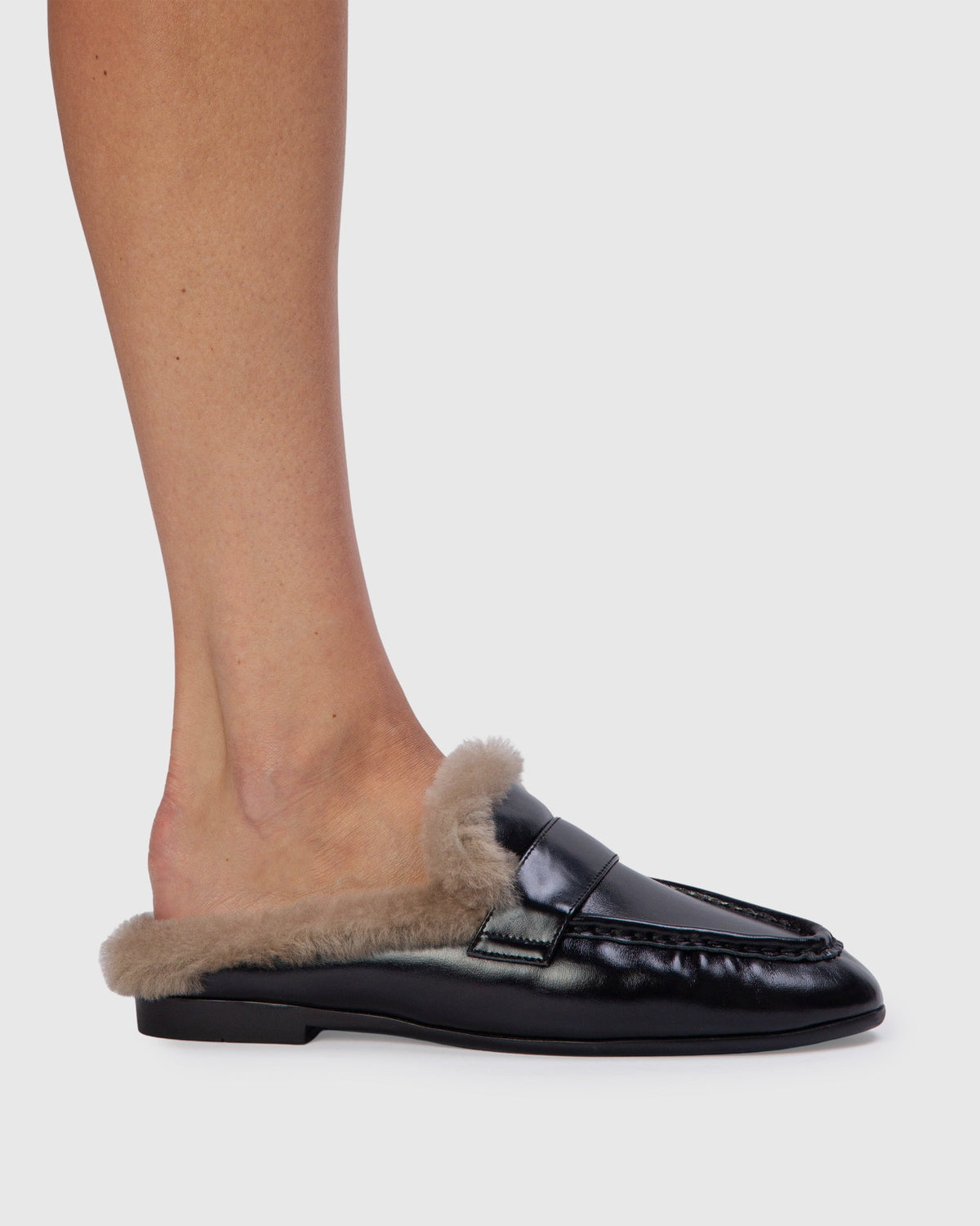 Theo Mule in Black Leather/Caramel Shearling