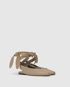 Sybil in Beige