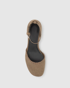 Adela in Beige