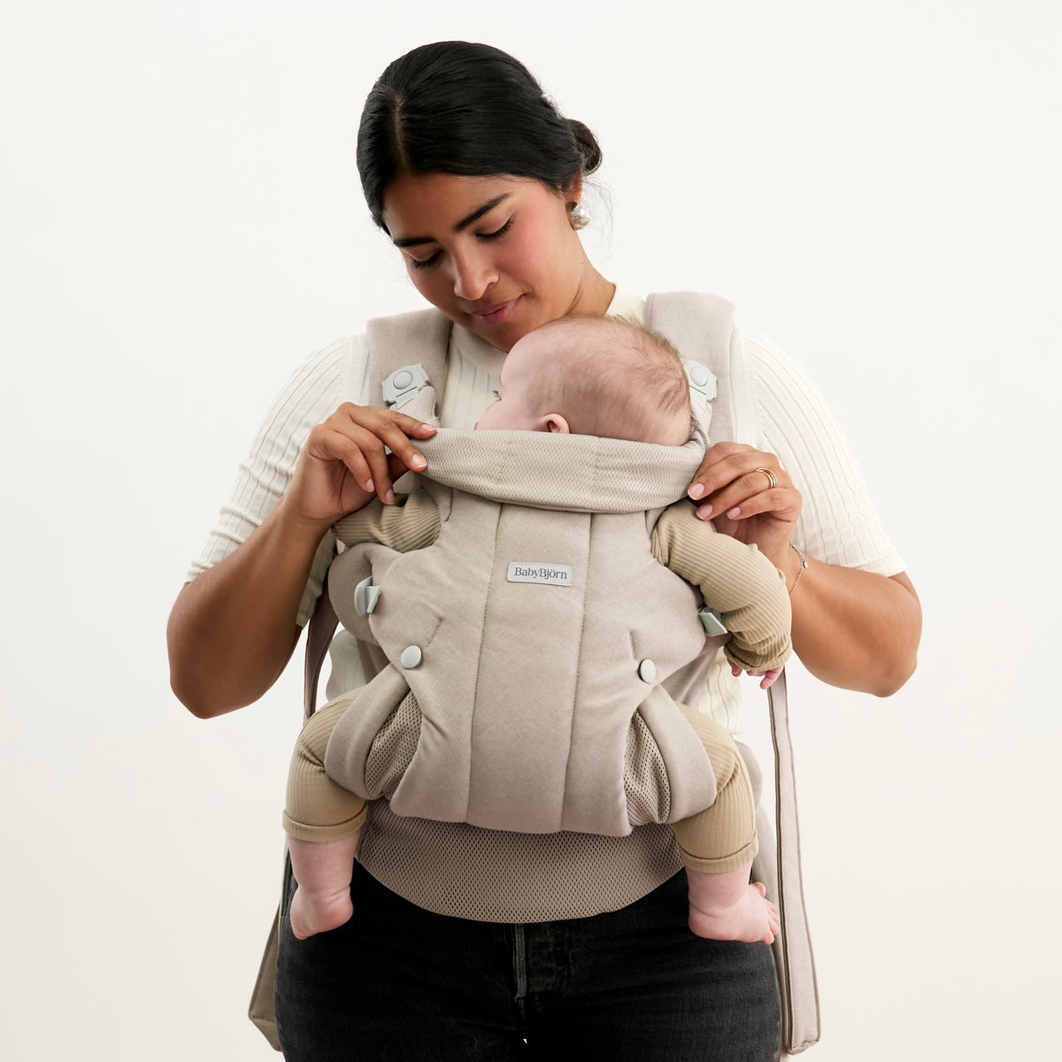 Baby Carrier Hold in Woven Sand Gray