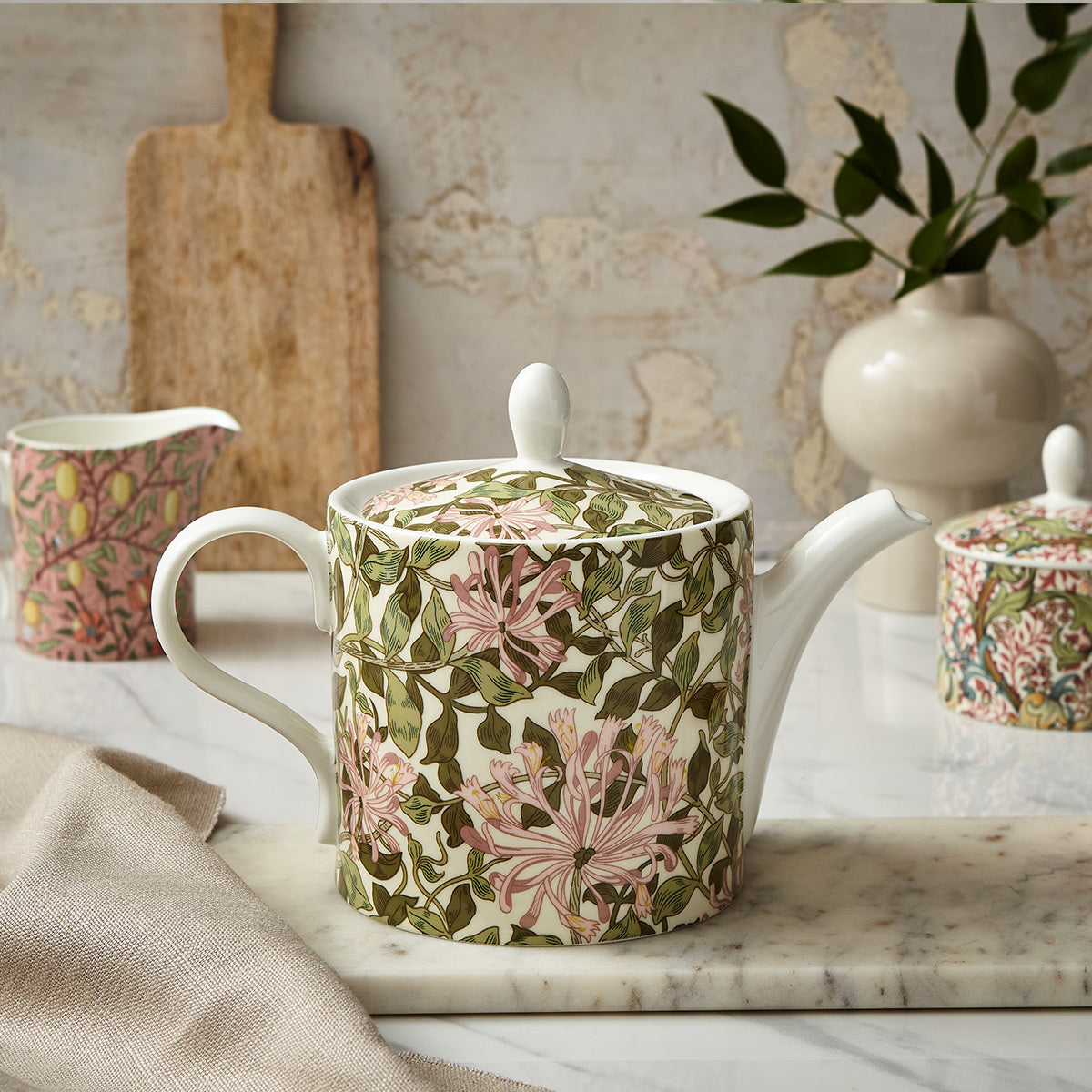 Morris & Co. 2 Pt Teapot in Honeysuckle
