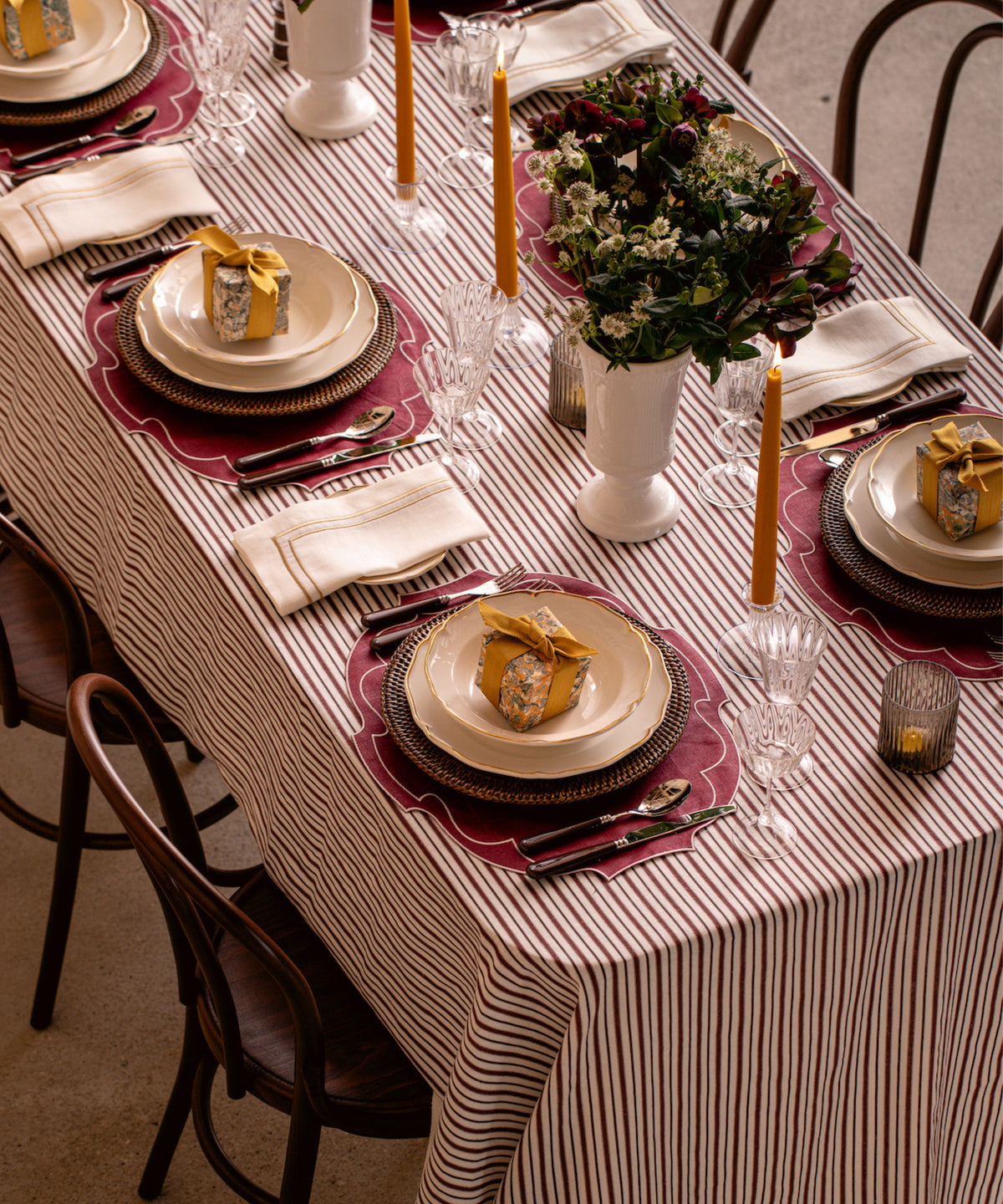 Sophie Classic Two Cord Napkin, Antique Gold with the Flora Ceramic Vase