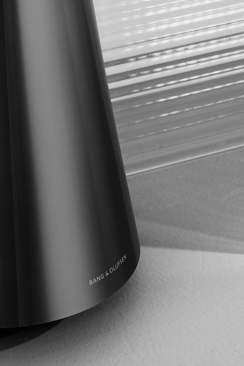 Beosound 2 Wireless Multiroom Speaker in Black Anthracite