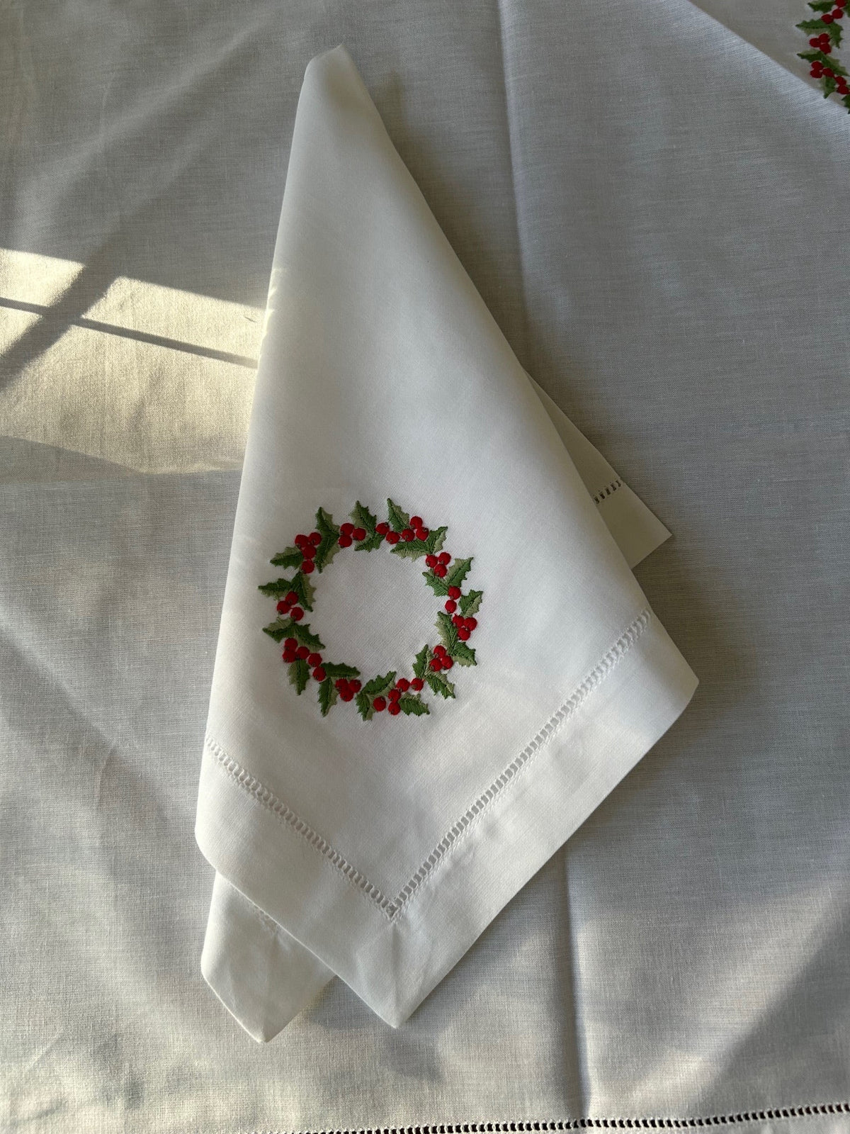 Dinner Napkin in Christmas Berry Wreath, Set of 2