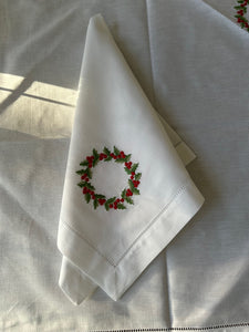 Dinner Napkin in Christmas Berry Wreath, Set of 2
