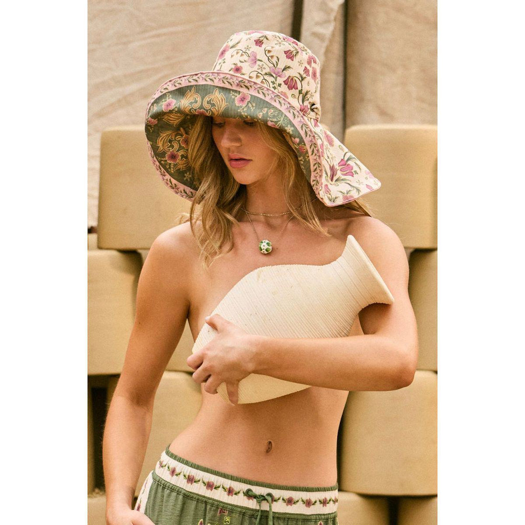 Elektra Hat in Aura