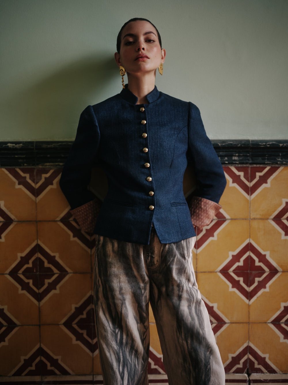 Front view of Annabelle Gens navy linen jacket on model, fitted with sculpted waist, mandarin collar, and gold buttons