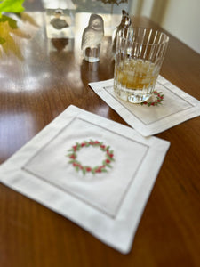 Cocktail Napkins in Christmas Berry Wreath, Set of 4