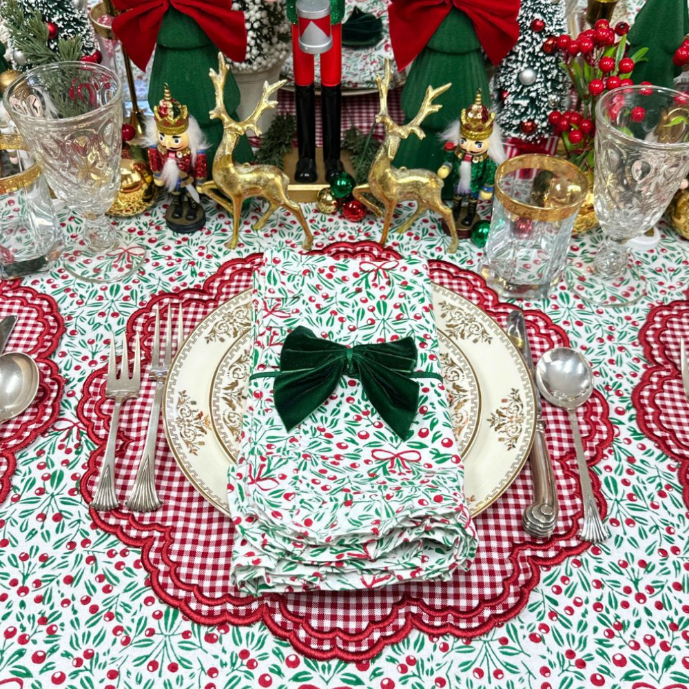 Mistletoe and Bows Ruffle Napkins, Set of 4