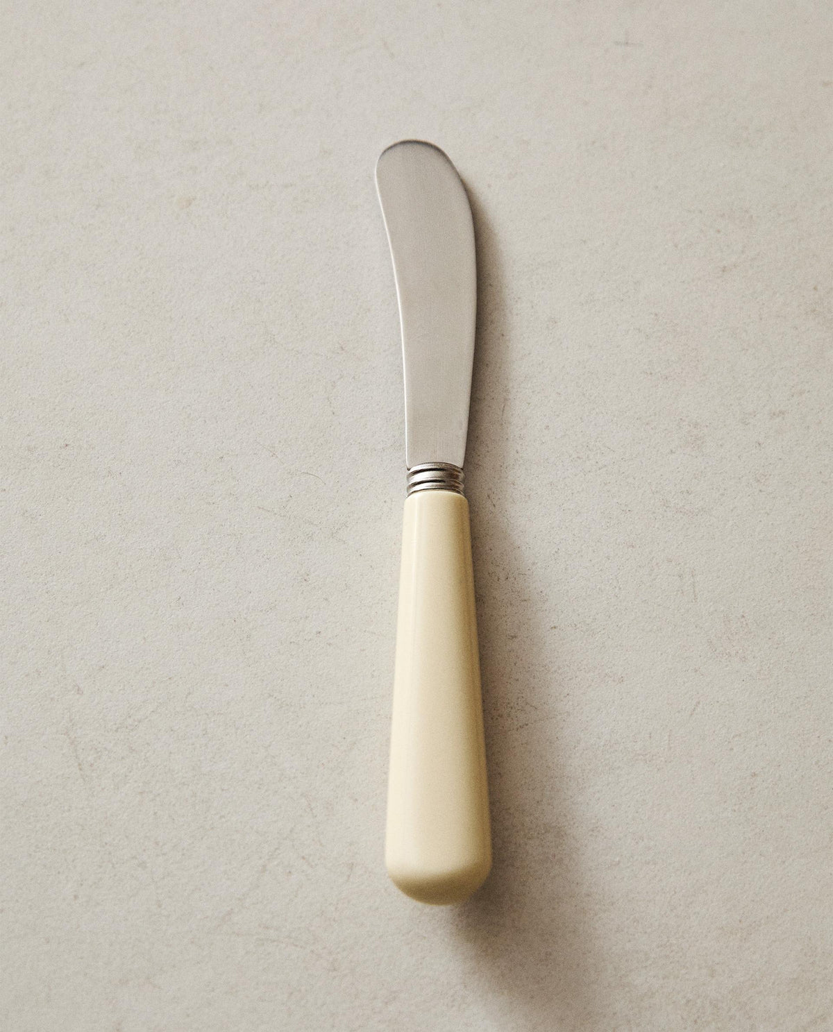 BUTTER KNIFE WITH COLORED HANDLE