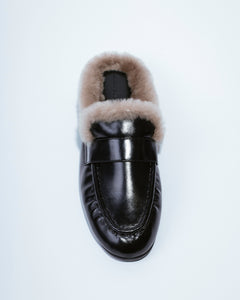 Theo Mule in Black Leather/Caramel Shearling