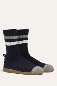Men’s Varsity Strolls in Collegiate Navy