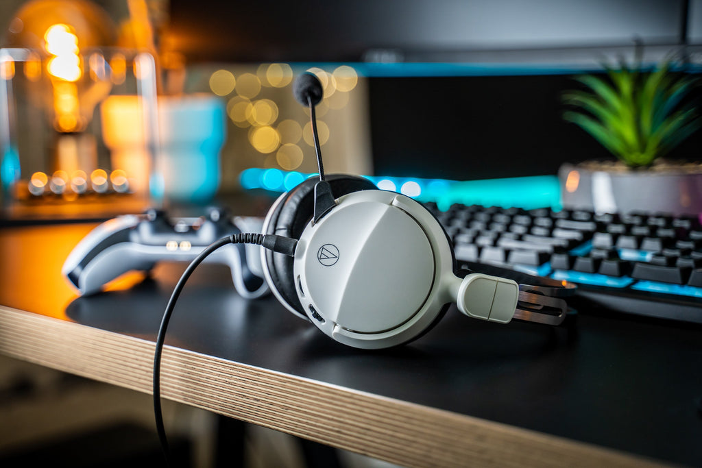High-Fidelity Closed-Back Wired Gaming Headset in White
