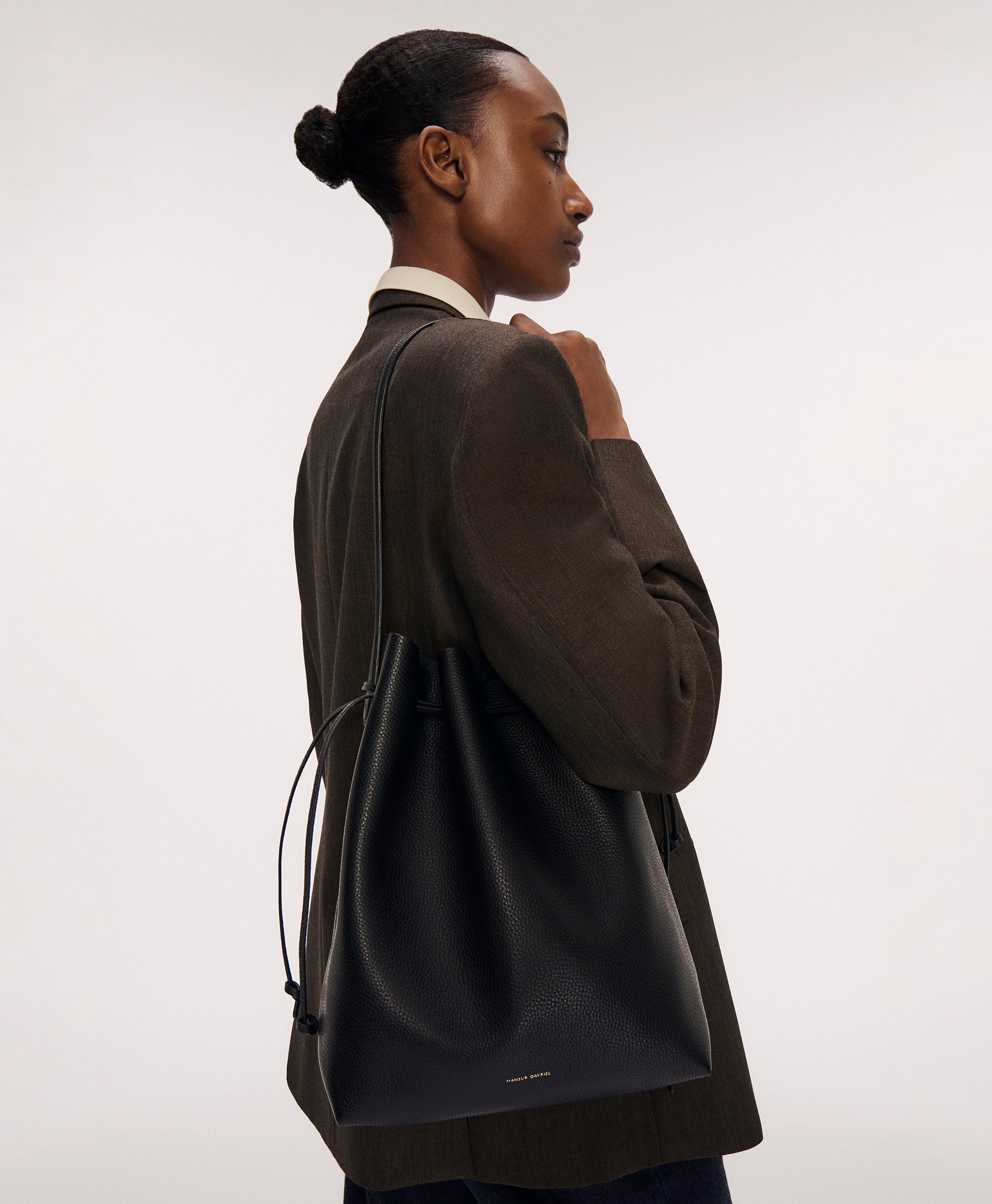 ゆず　KAAMAROAN ブラック ハンドバッグ Drawstring Cabas in Black | Over The Moon