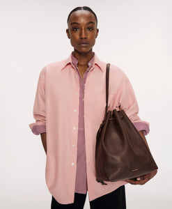 Drawstring Cabas - chocolate on model 