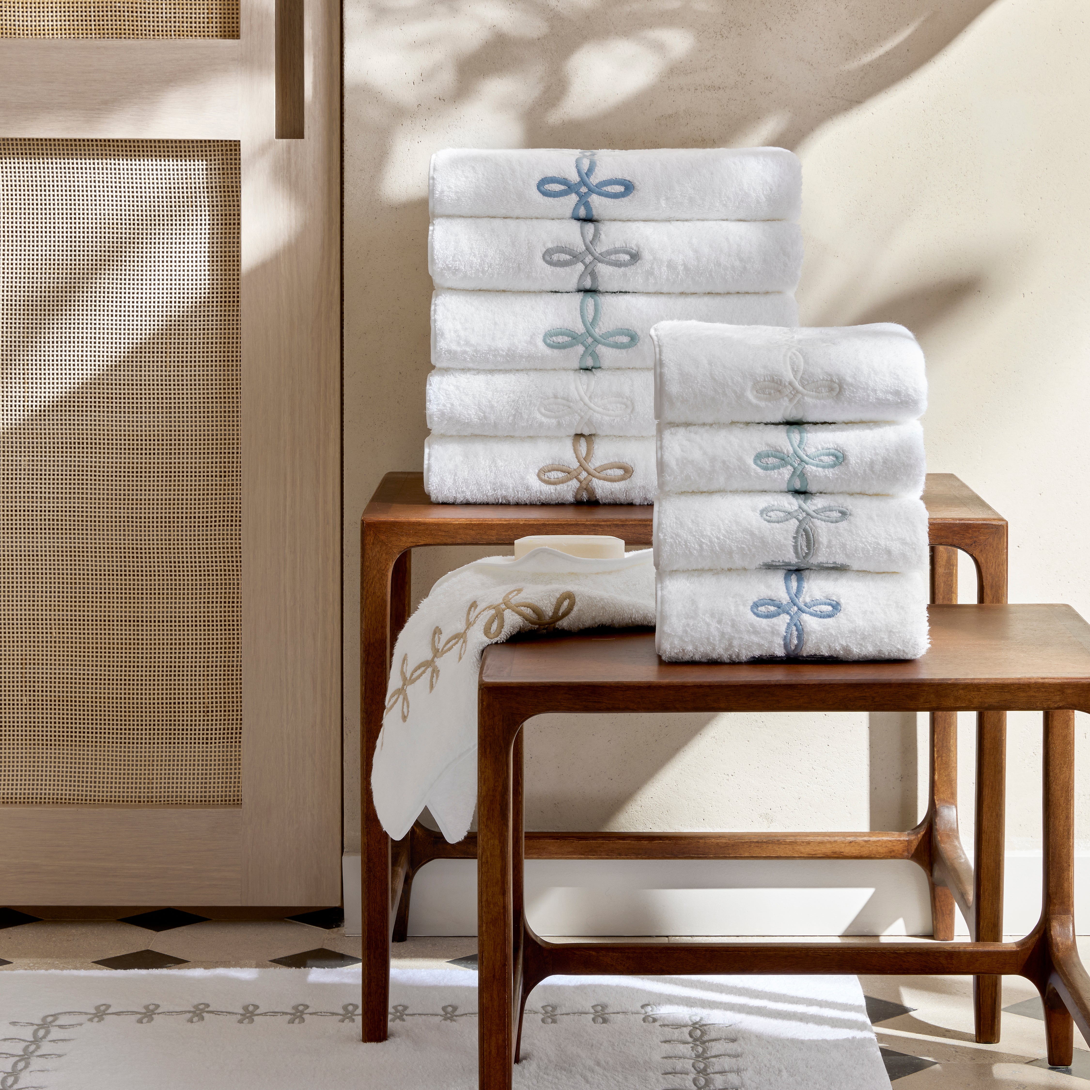 Gordian Knot Bath Towel