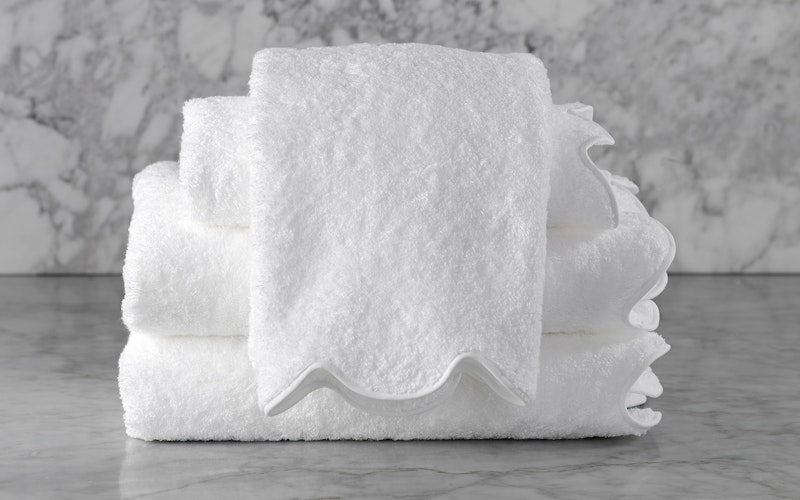 Cairo Scallop Quilted Tub Mat (White)