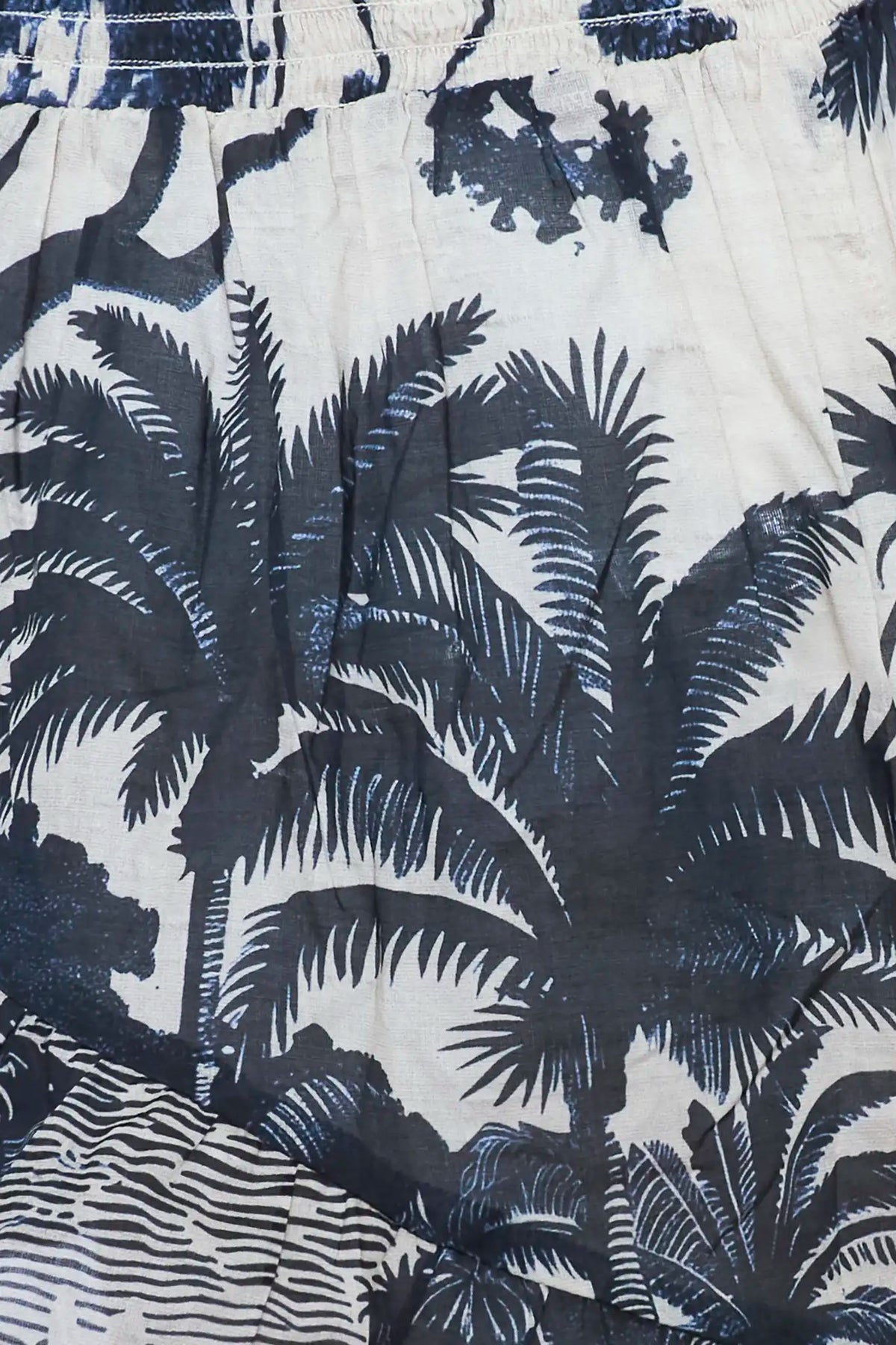 Close up of the eden short in Bermuda Toile. 