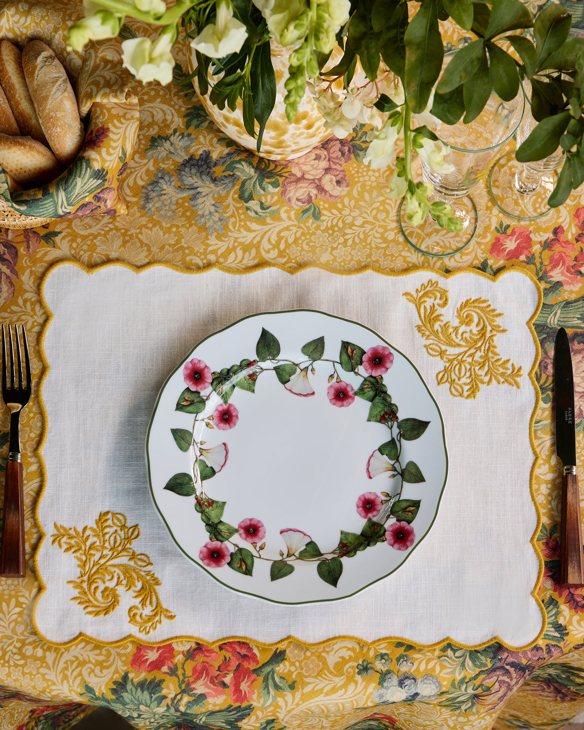 Ciclamino porcelain dinner plate displayed with pink cyclamen blossoms and green vines on a floral table setting