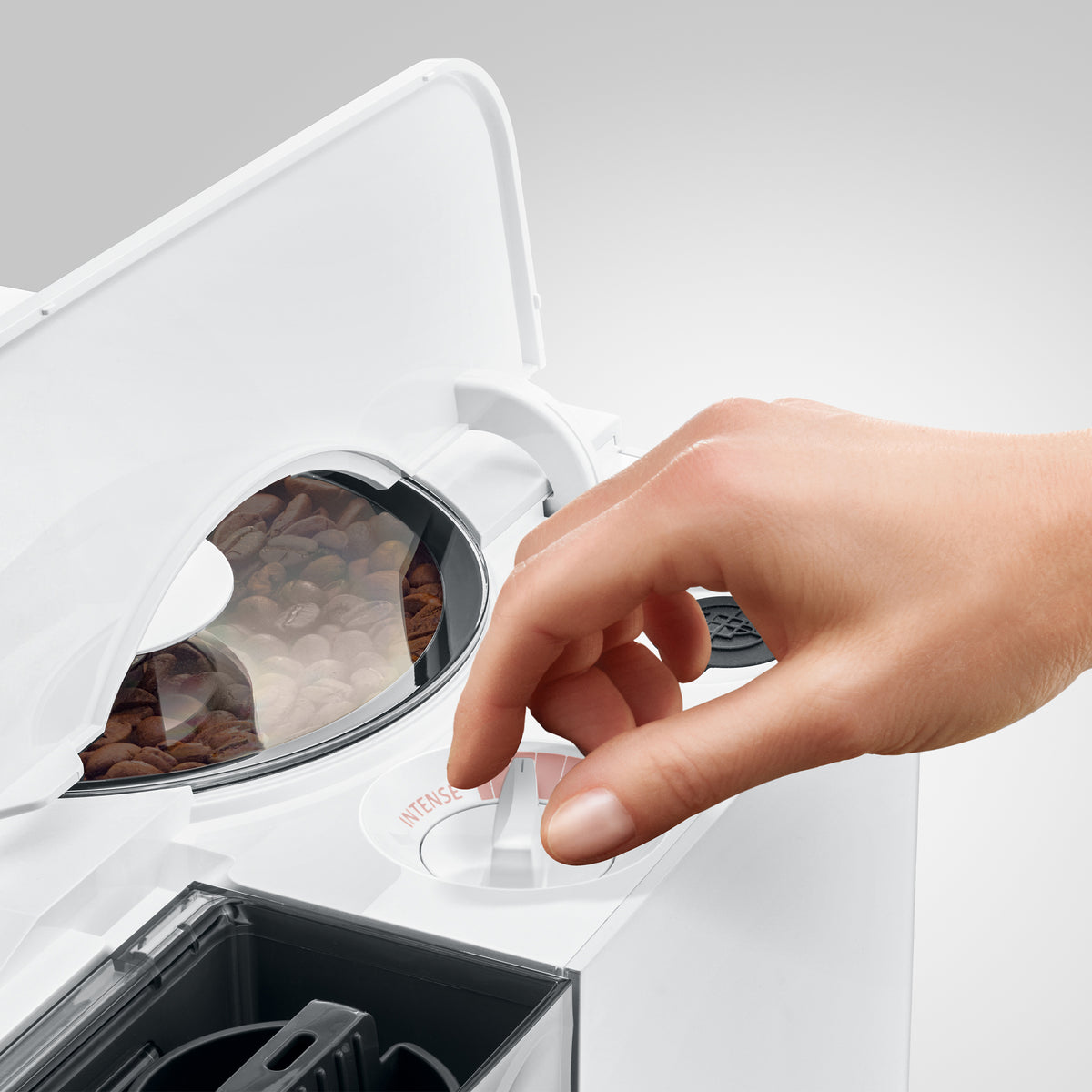 C9 Fully Automatic Coffee Machine in Piano White