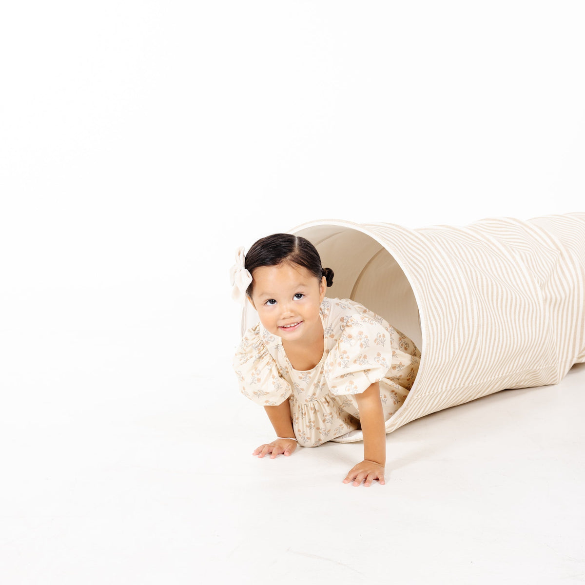 Cafe Stripe@kid playing with the cafe stripe tunnel