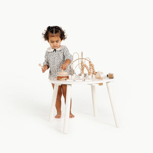 Camel@little girl playing with the activity table